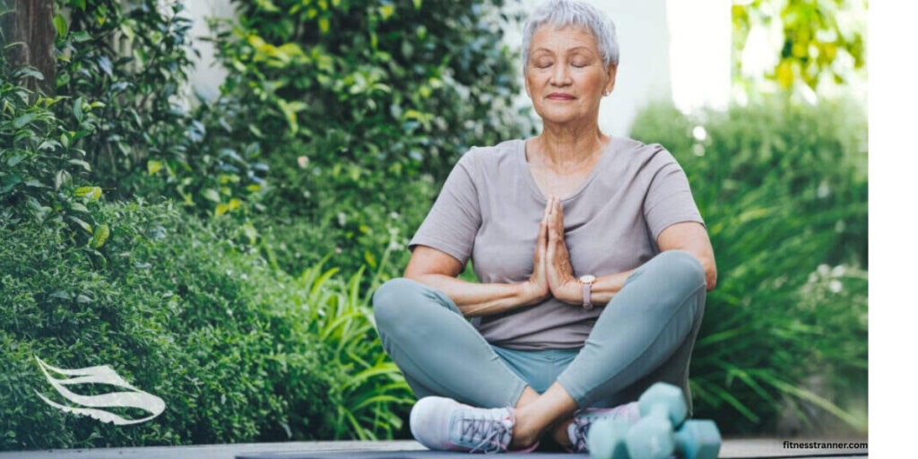 योगासन करते हुए व्यक्ति मन और शरीर का संतुलन बनाते हुए