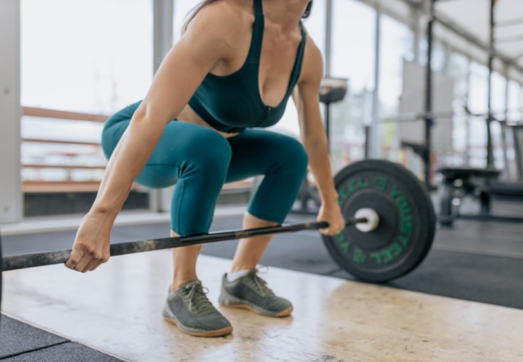 स्ट्रेंथ ट्रेनिंग करते हुए व्यक्ति – body recomposition के लिए वर्कआउट