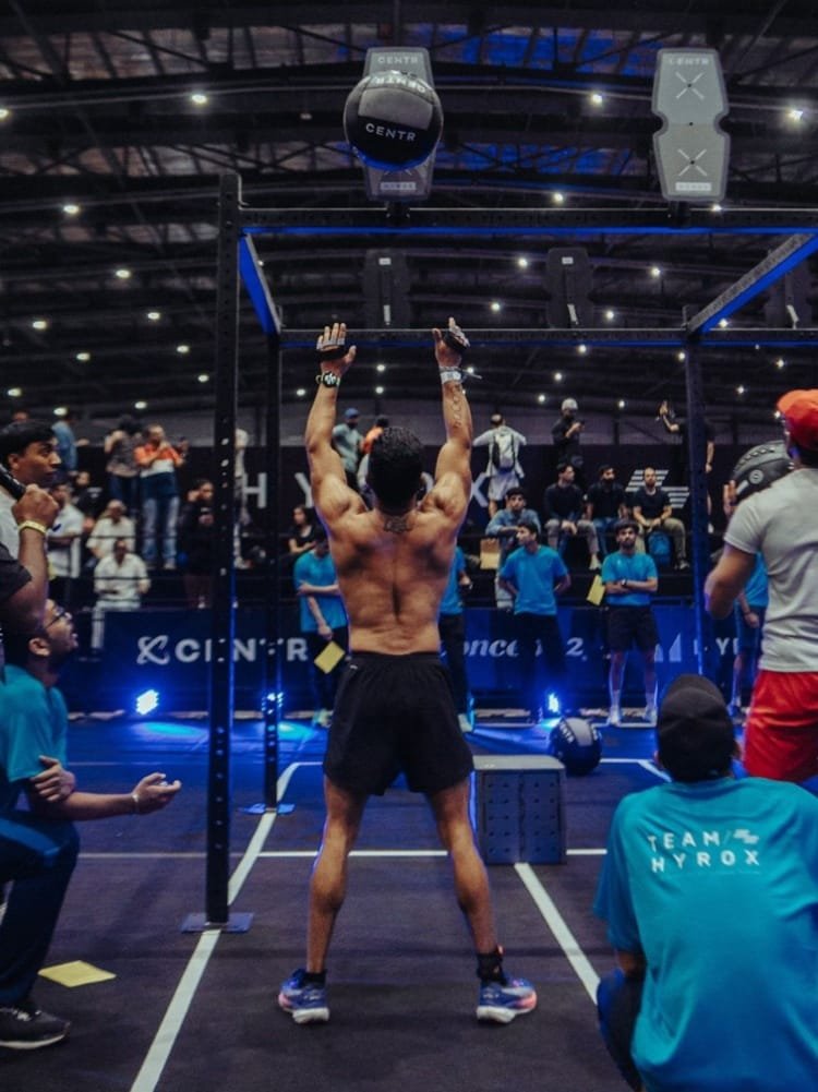 जिम में स्ट्रेंथ ट्रेनिंग करते हुए युवक