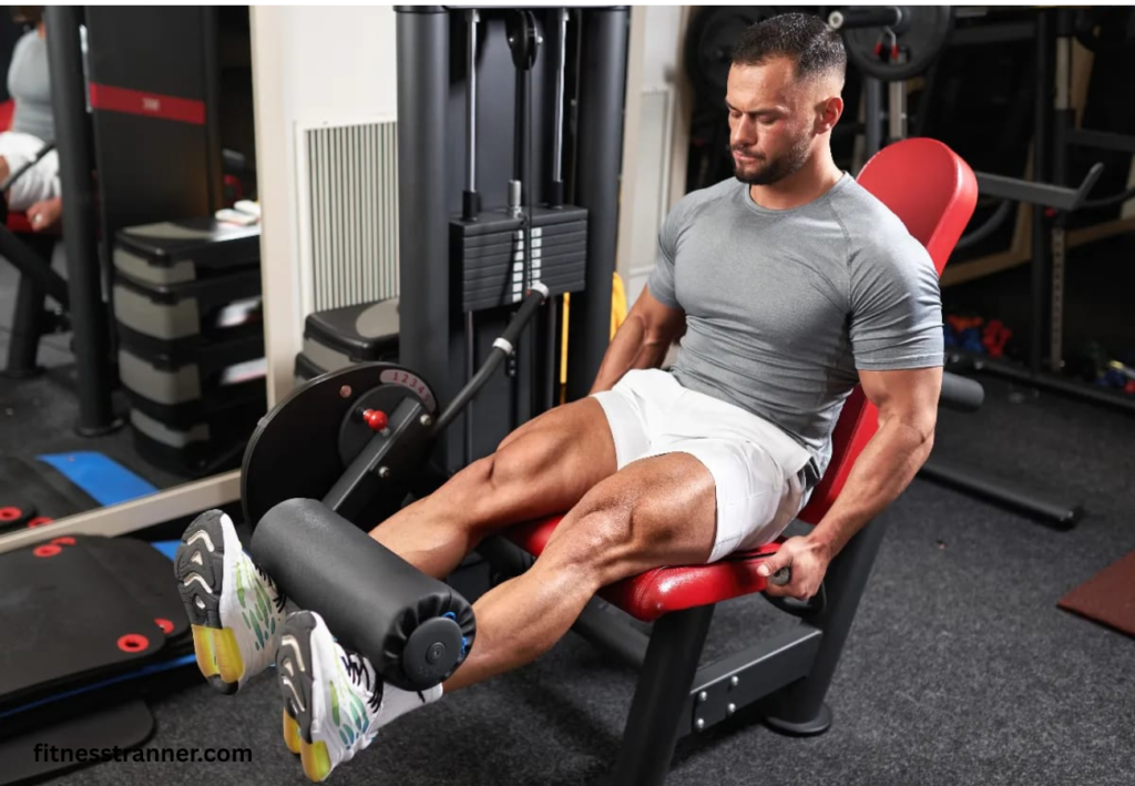 घर पर स्क्वाट्स करते हुए व्यक्ति – लेग्स और एब्स वर्कआउट