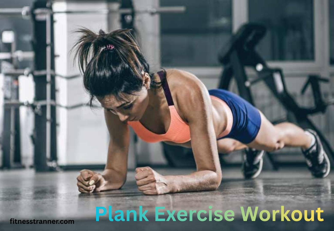Plank Exercise Workout करते हुए व्यक्ति – पेट और चेस्ट टोन करने की सही पोजीशन