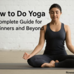 Yoga करते हुए व्यक्ति – योग से शरीर की ताकत बढ़ाने के फायदे