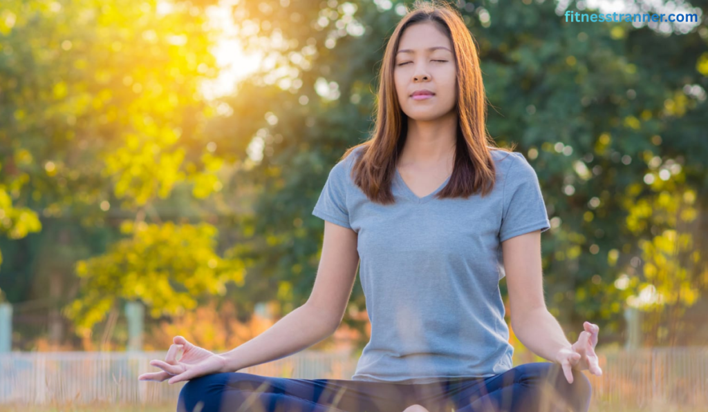 योग करते हुए व्यक्ति – योग से शरीर की ताकत बढ़ाने के फायदे