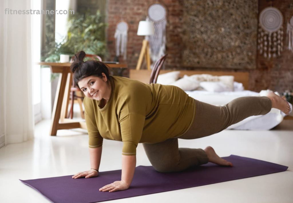 तेजी से पेट की चर्बी घटाने के लिए Crunches एक्सरसाइज करते हुए व्यक्ति